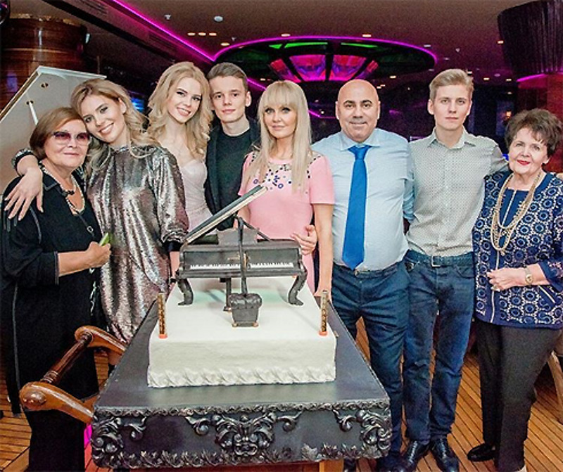 Кроме родственников, на празднике была и девушка Арсения Анна Шеридан (третья слева)