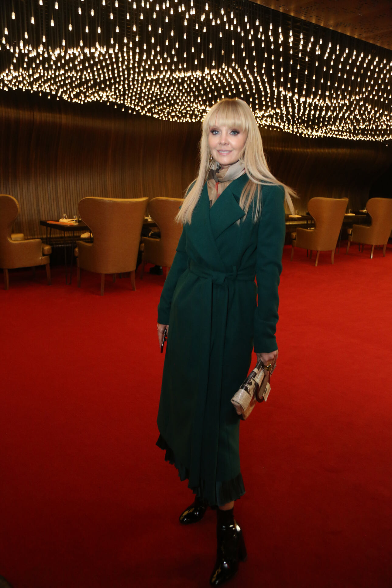 Певица Валериявыбрала для выхода в свет стильное зеленое пальто