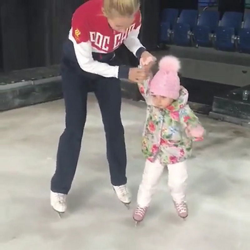 Маленькая Надежда впервые встала на коньки под присмотром мамы