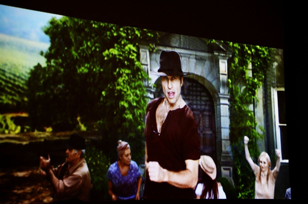 Кадр из клипа: угадай, кто это - Адриано Челентано, Артур Пирожков или Александр Ревва