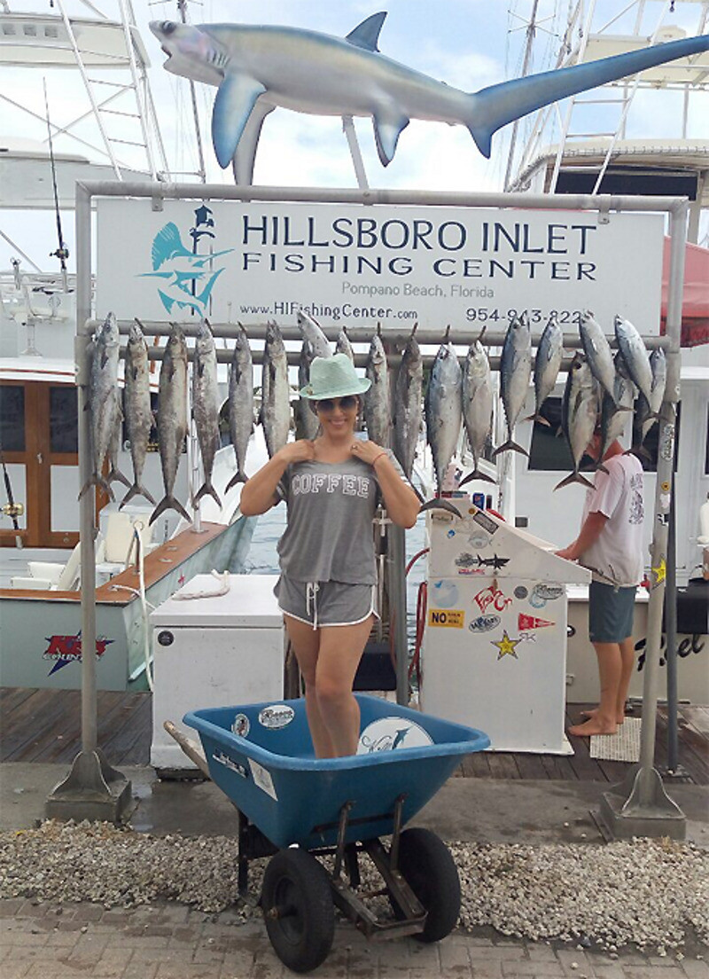 Артистка устроила себе рыбалку в океане