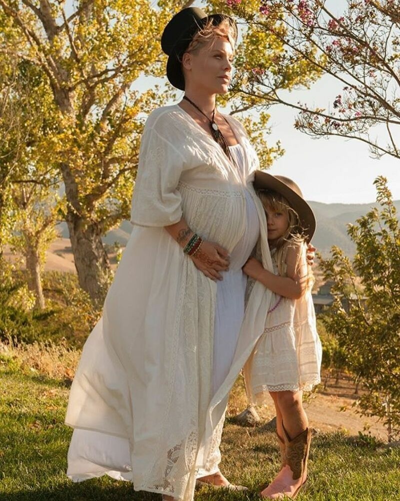 Пинк объявила о том, что беременна, опубликовав снимок с 5-летней дочкой Уиллоу