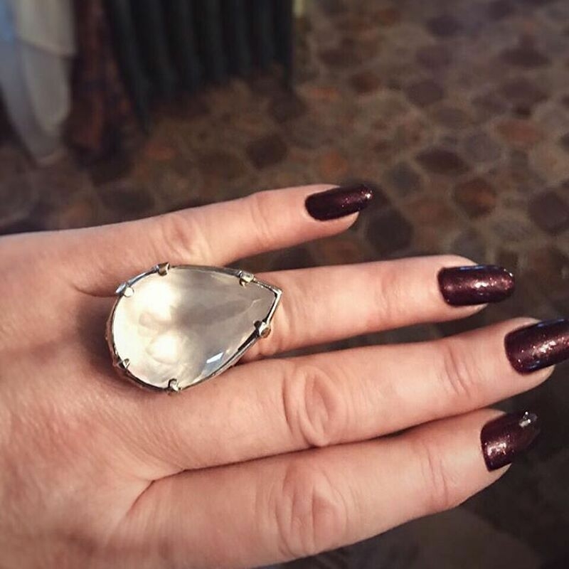 Лолита похвасталась одним из своих подарков- модным перстнем