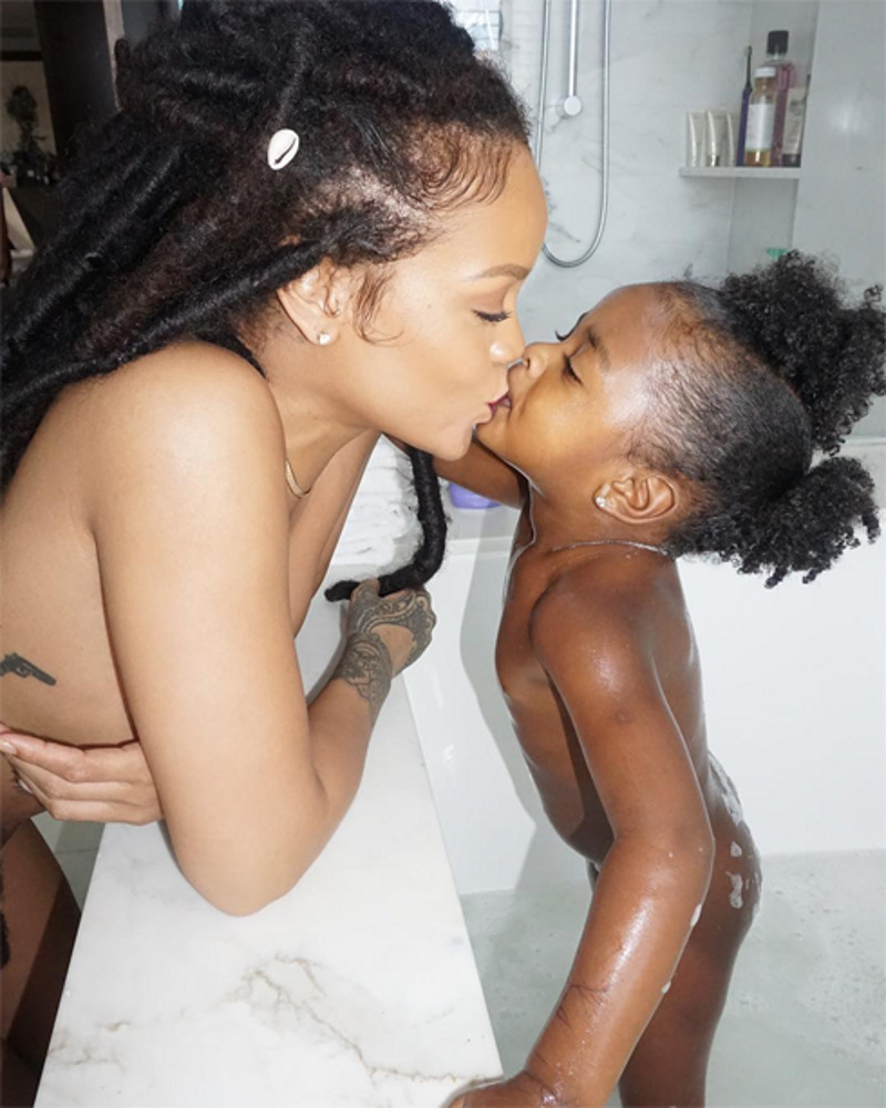 Поцелуй Рианны с 2-летней племянницей вызвал бурю негатива