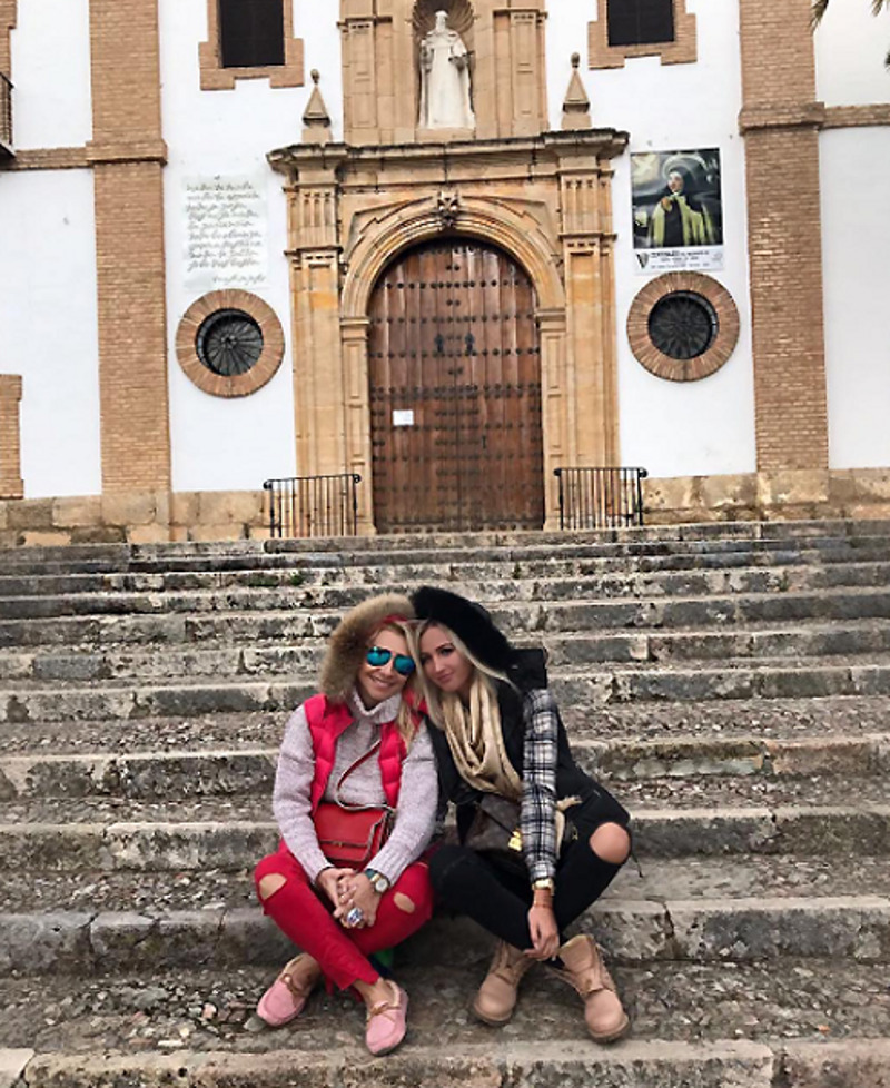 buzova86: «Моя жизнь, Марина, я тебе благодарна за все...нет слов, чтоб описать мою благодарность тебе...люблю тебя!»