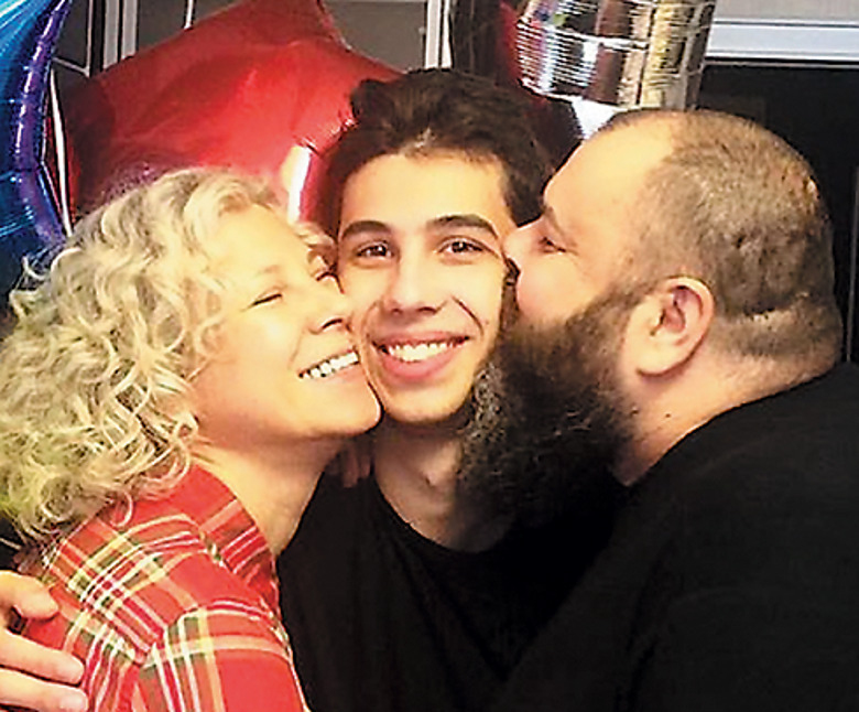 Максим Фадеев с женой и сыном