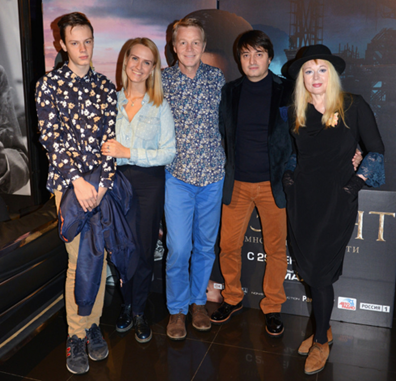 Актер Александр Кузнецов с женой Кристиной и сыном Даниилом (слева) и актерами Черменом Хадиковым и Еленой Кондулайнен (справа)