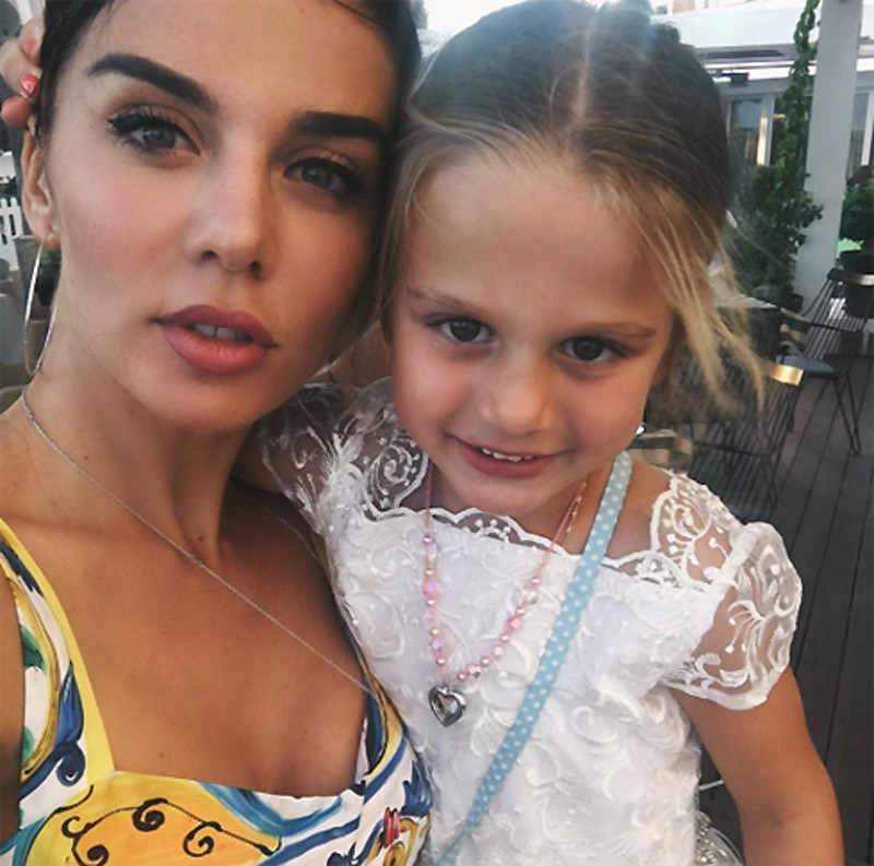 Свекровь хочет отнять дочь у певицы