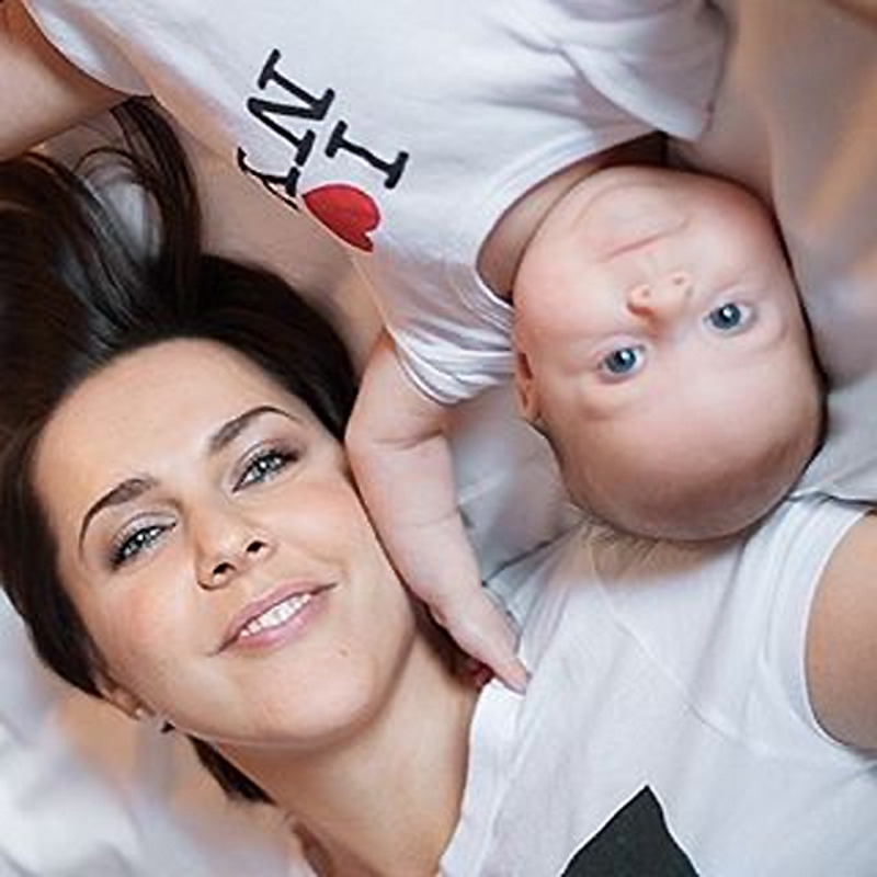 Счастливая мама с дочкой 