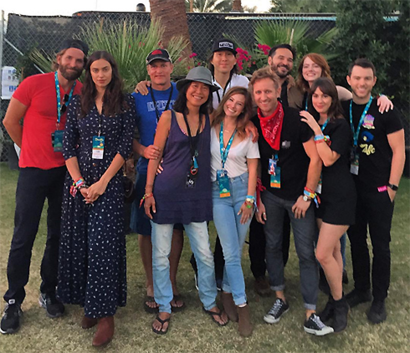 Ирина и Брэдли сделали общее фото с Вуди Харрельсоном, Эммой Стоун и другими приятелями