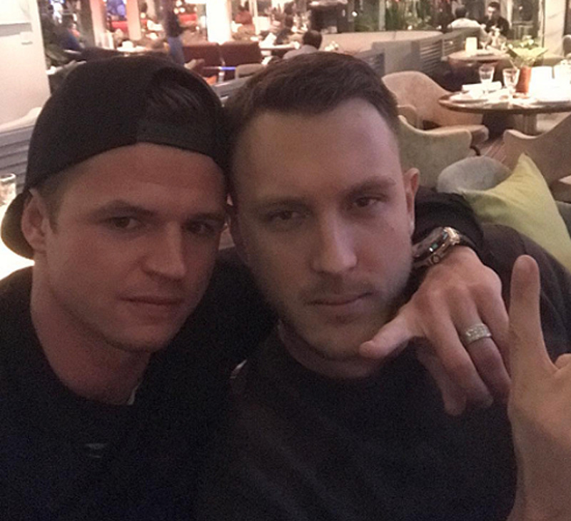 Спортсмен с другом, рэпером Сашей T-killah