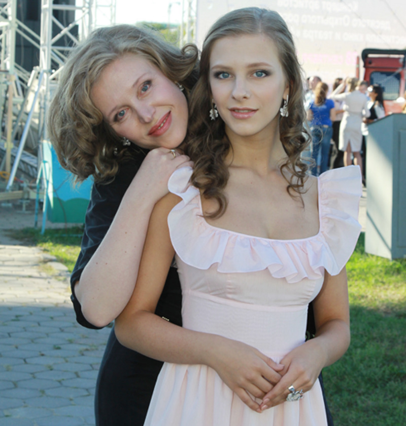 Юлия Арзамасова является не только любящей мамой Лизы, но и ее верной помощницей в рабочих вопросах уже много лет