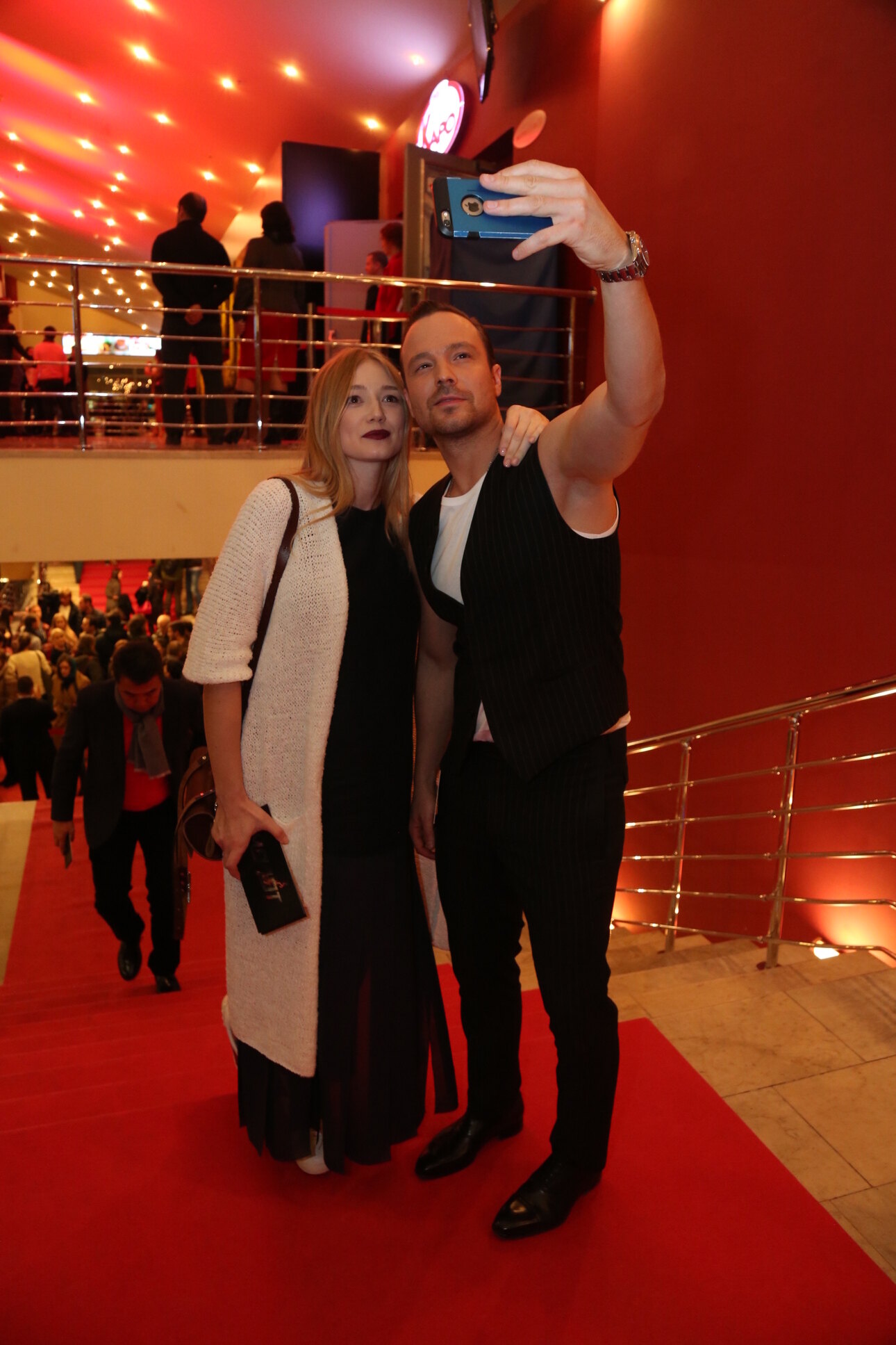 Беременная Оксана Акиньшина прекрасно себя чувствовала и делала селфи с Алексеем Чадовым.