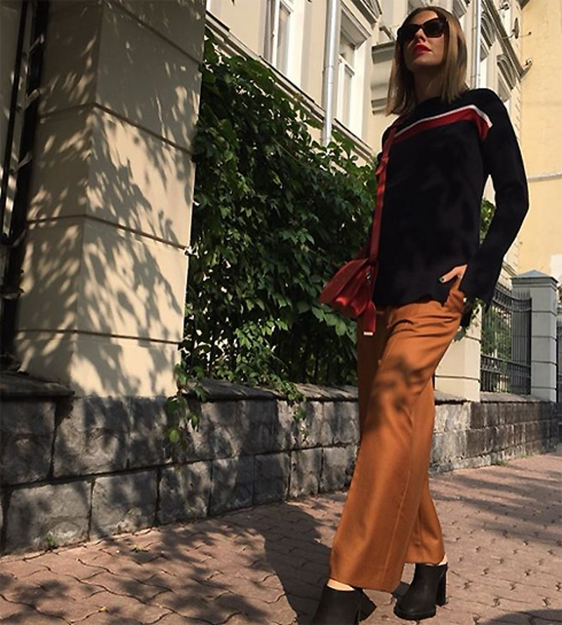 На фотографиях Собчак ее живот то исчезает...