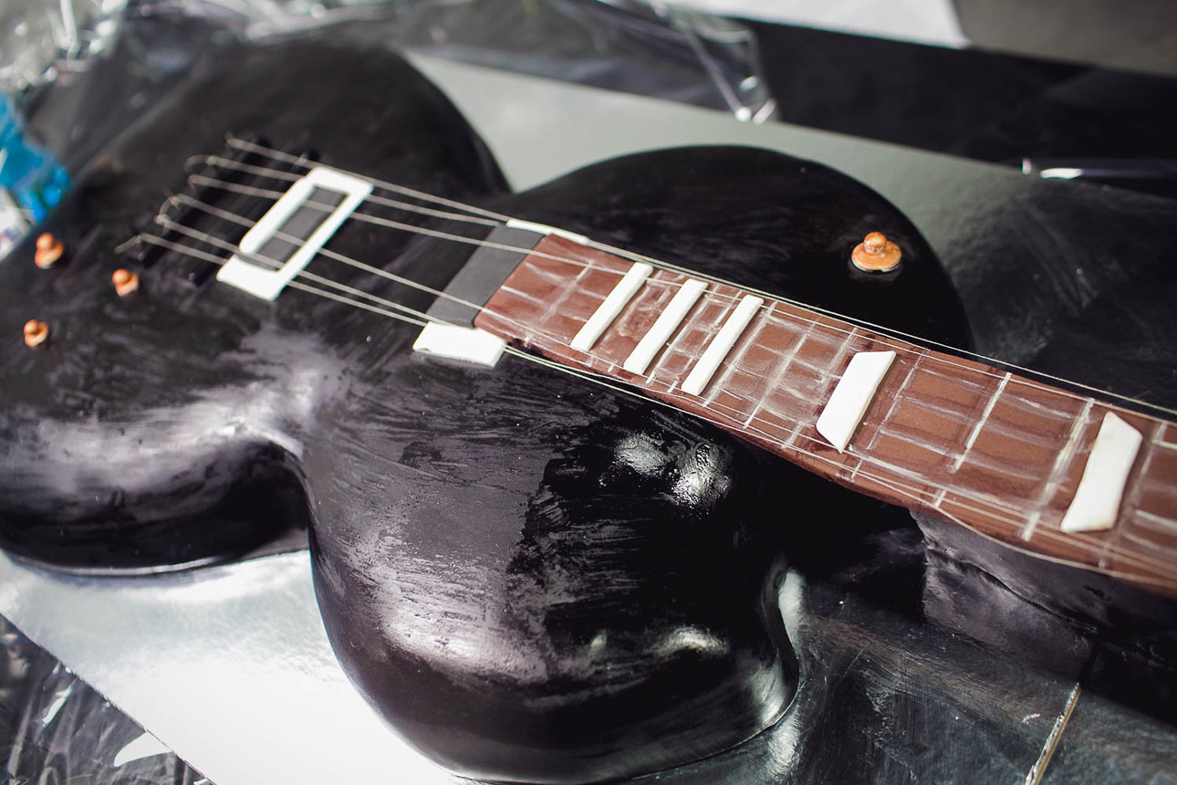 Праздничный торт был сделан в виде гитары