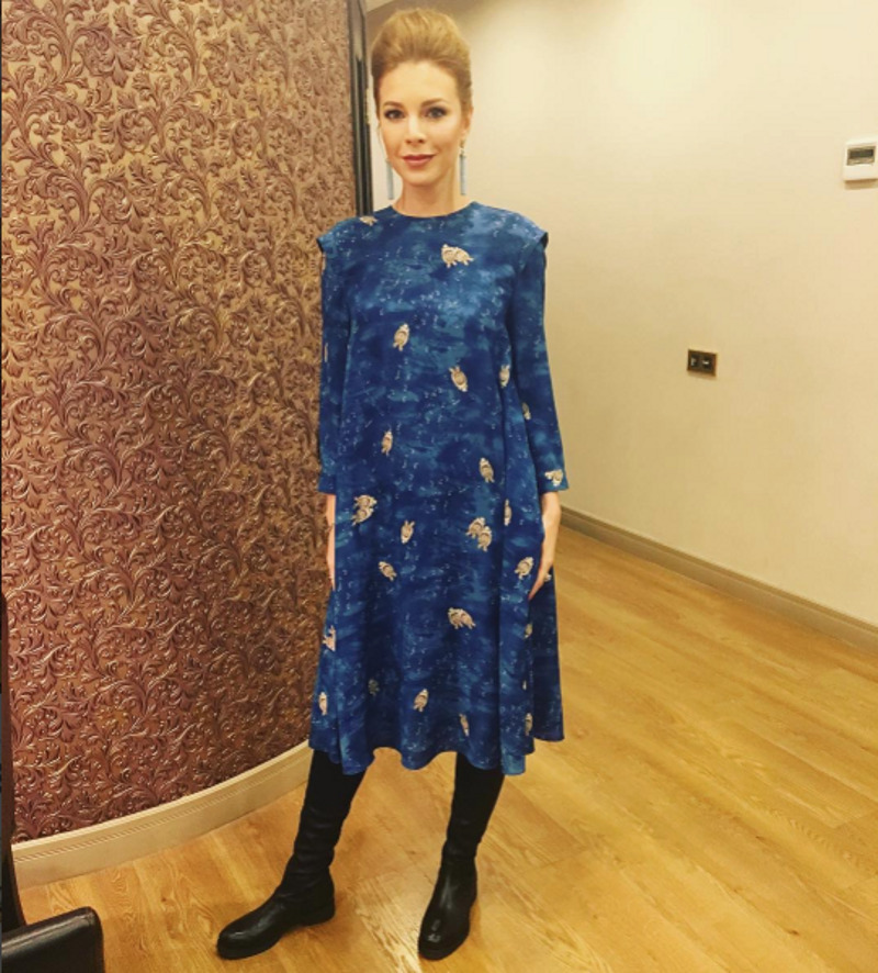 С недавнего времени певица предпочитает свободные одежды