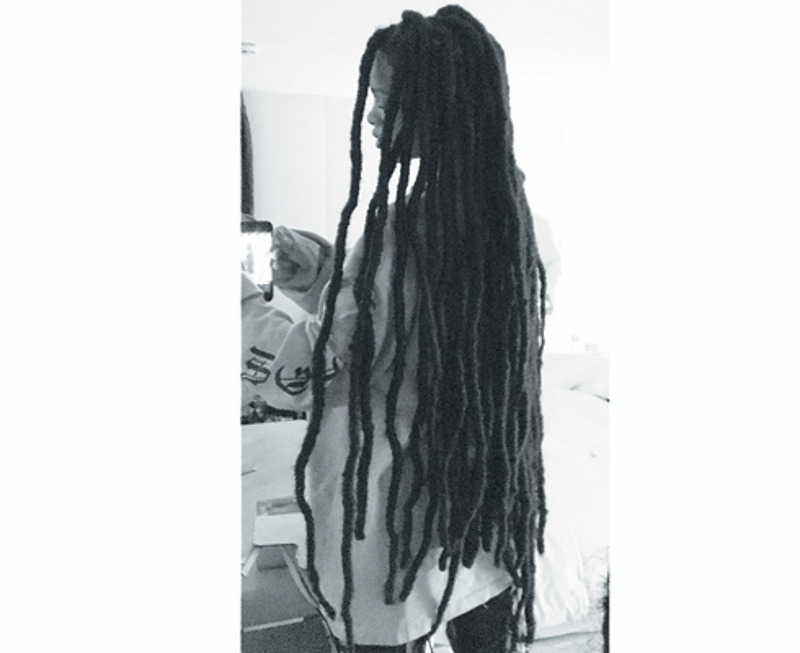 Рианна показала поклонникам свои дреды