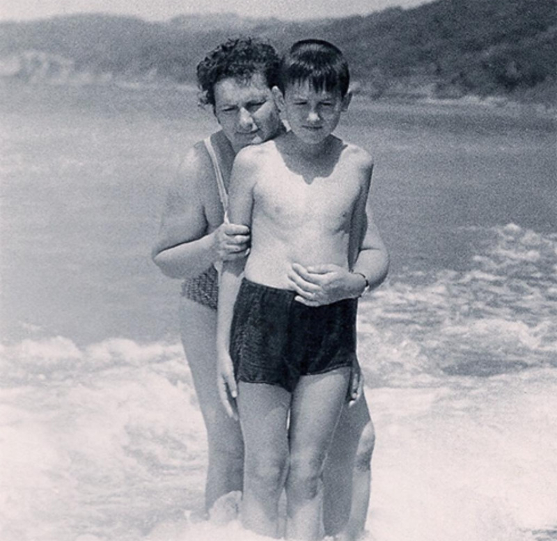 Стас со своей мамой на море