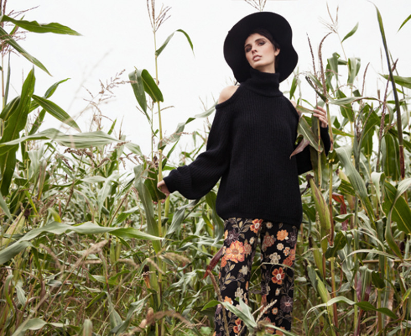 Свитер, NUDE; шелковые брюки, MOTIVI; шляпа, собственность стилиста 