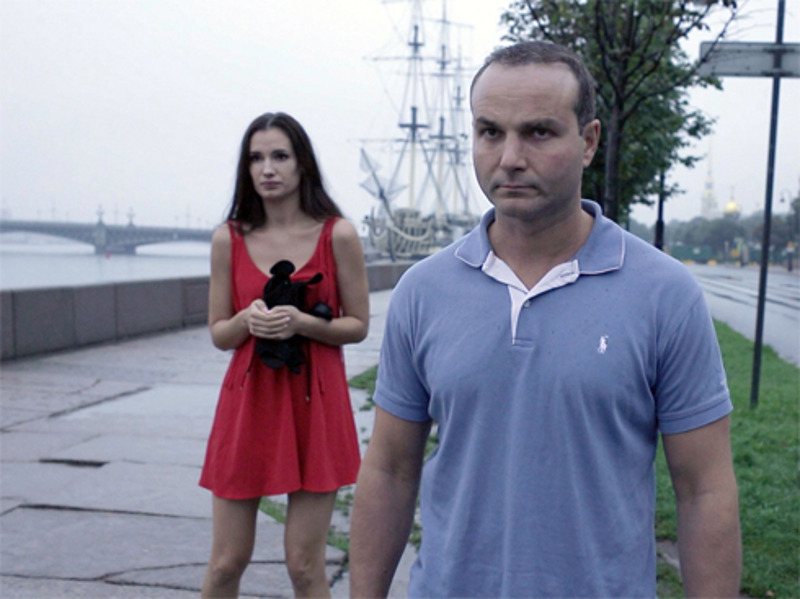 Героиня сериала "Оттепель" Наталья Губина играет подругу крутого парня ( актера Дмитрия Клепацкого)