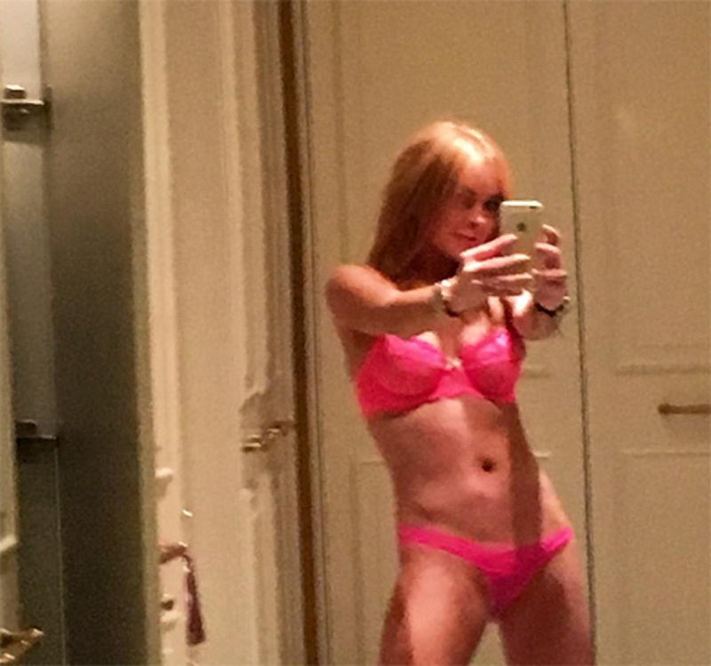 В честь Хэллоуина Линдсей поделилась откровенным снимком