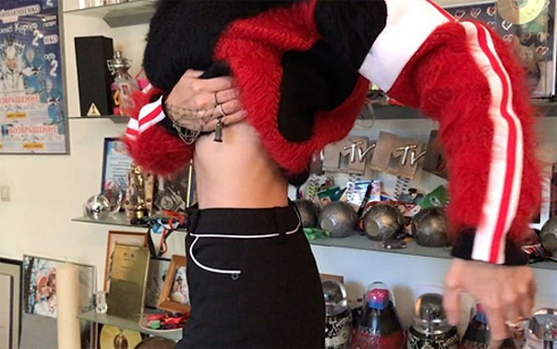 Продюсер демонстрирует свой плоский живот