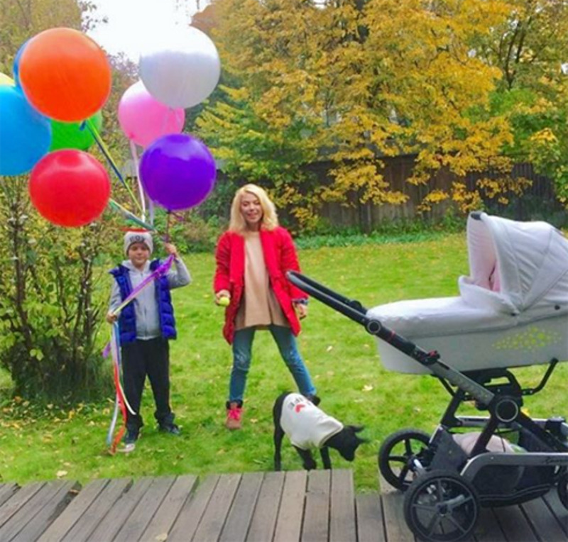 Липа Тетерич с сыном Лавром и новорожденной дочкой