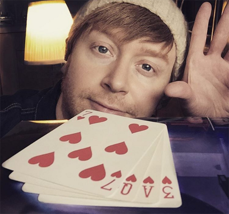 Илья Сафронов пишет картины