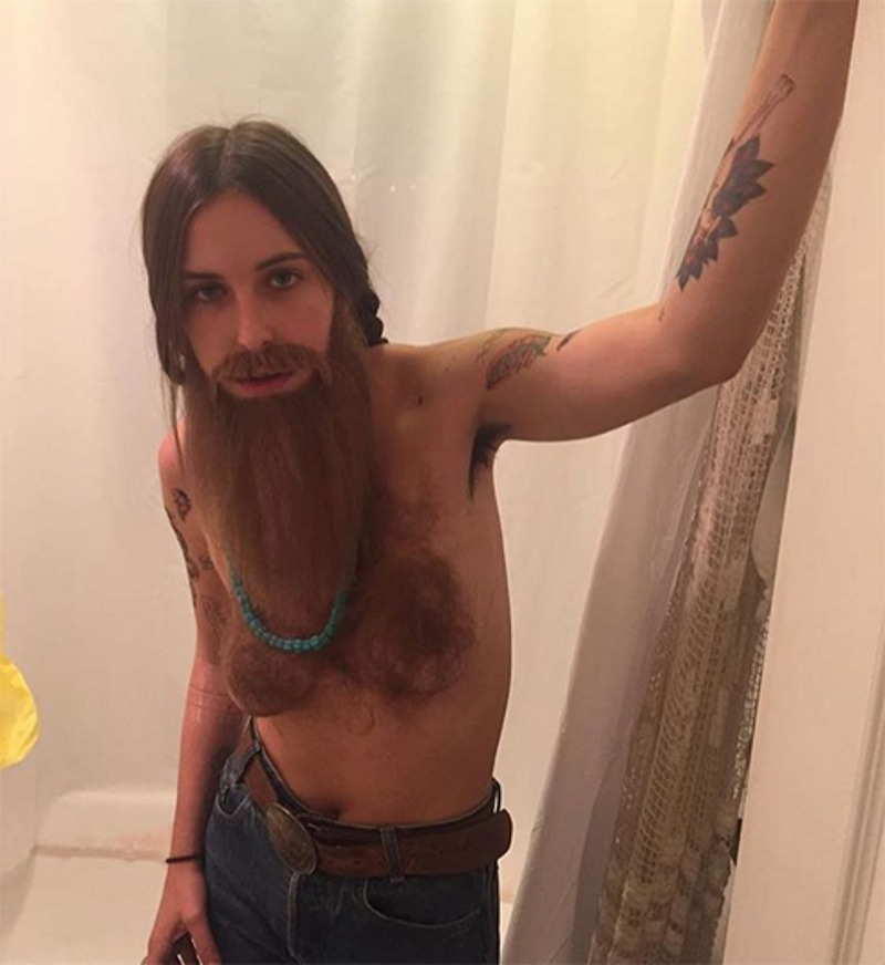 В этом году на Хэллоуин-вечеринку Скаут пришла топлес