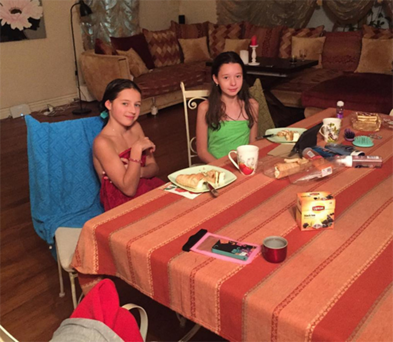 Фотографию девочек в полотенцах раскритиковали подписчики Волочковой