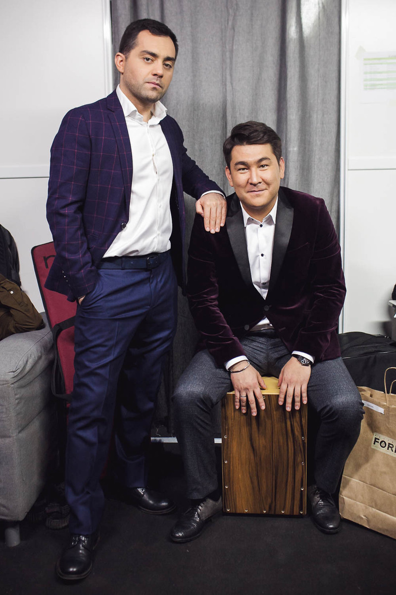 Актер Давид Цаллаев вручил своему коллеге настоящую гитару