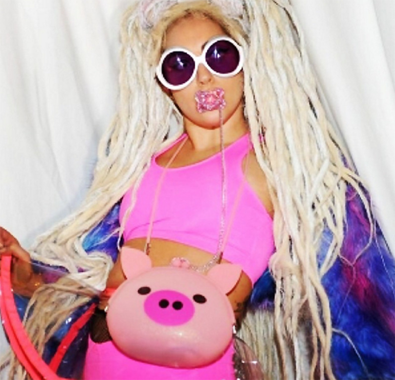 Дреды Леди Гаги были невероятной длины и необычного кипенно-белого цвета