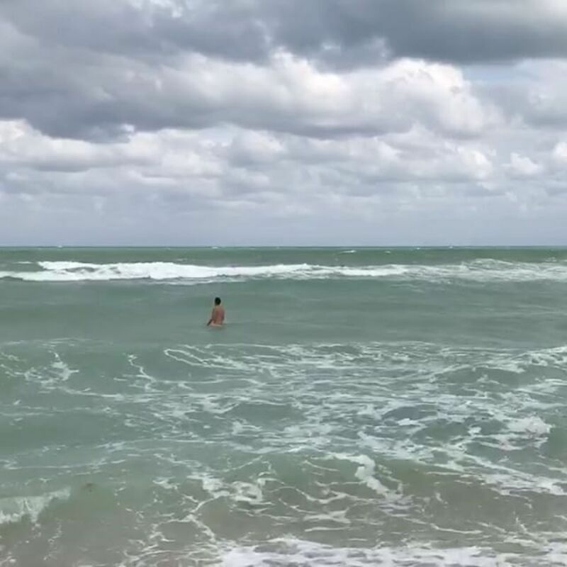 Галкин храбро сопротивлялся океанским волнам