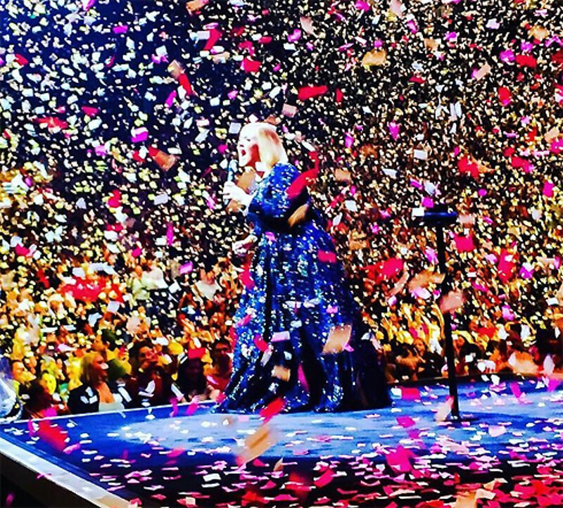 Возлюбленный Адель засыпал ее любовными записками