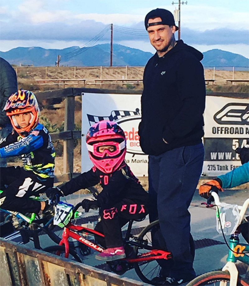 Кэри Харт подбадривает дочь перед стартом