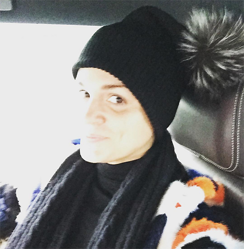 Из-за отита певица вынуждена утеплять голову