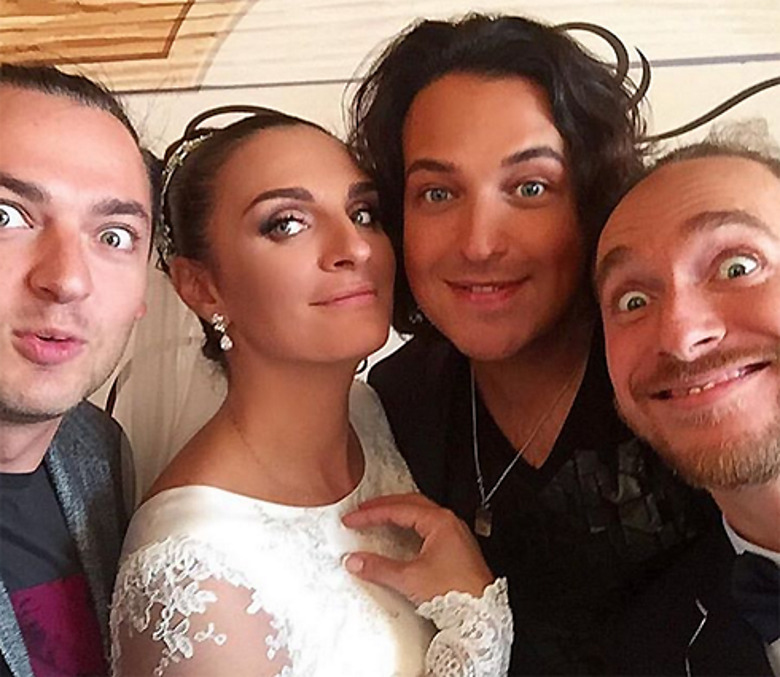 Елена Ваенга с мужем и друзьями