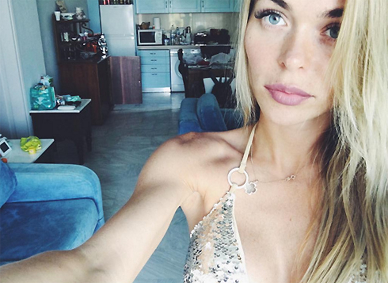 Анна Хилькевич сделала селфи в золотом купальнике