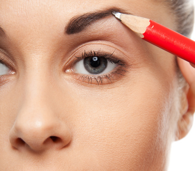Как придать правильную форму бровям?