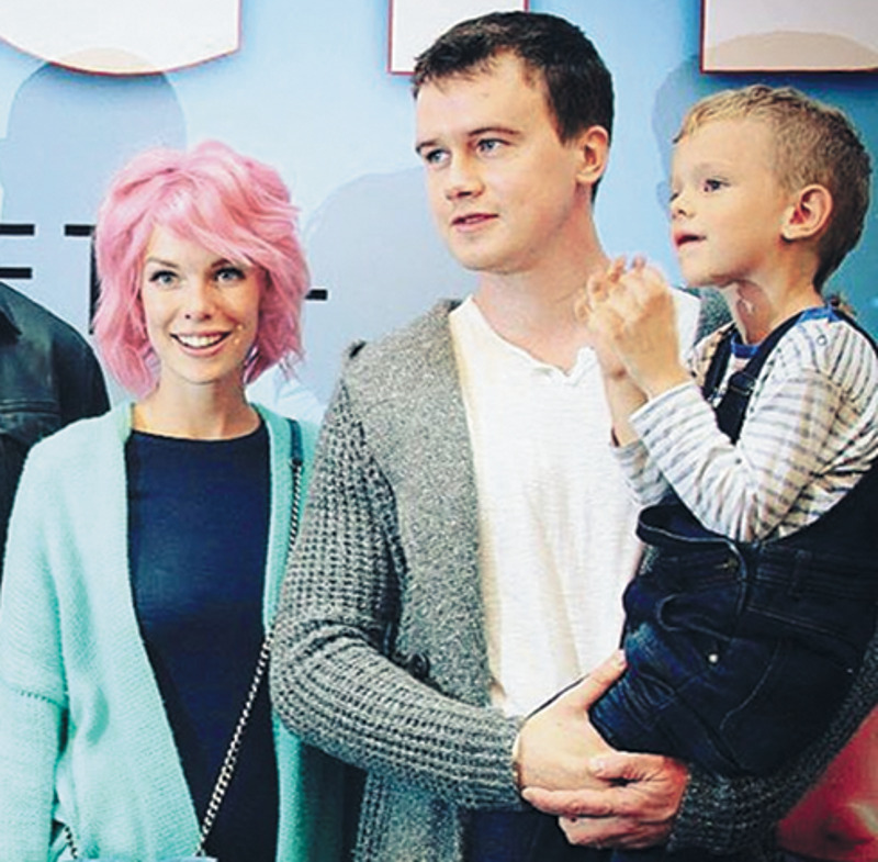 Главных героев мультфильма «Аисты» озвучили супруги Анна Старшенбаум и Алексей Бардуков. Их сын Иван пока довольствуется ролью зрителя