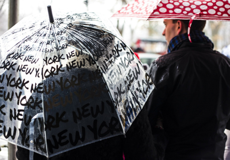 Англичанин Джонас Хенвей первым решил использовать «навес от солнца» и как защиту от частых лондонских ливней 