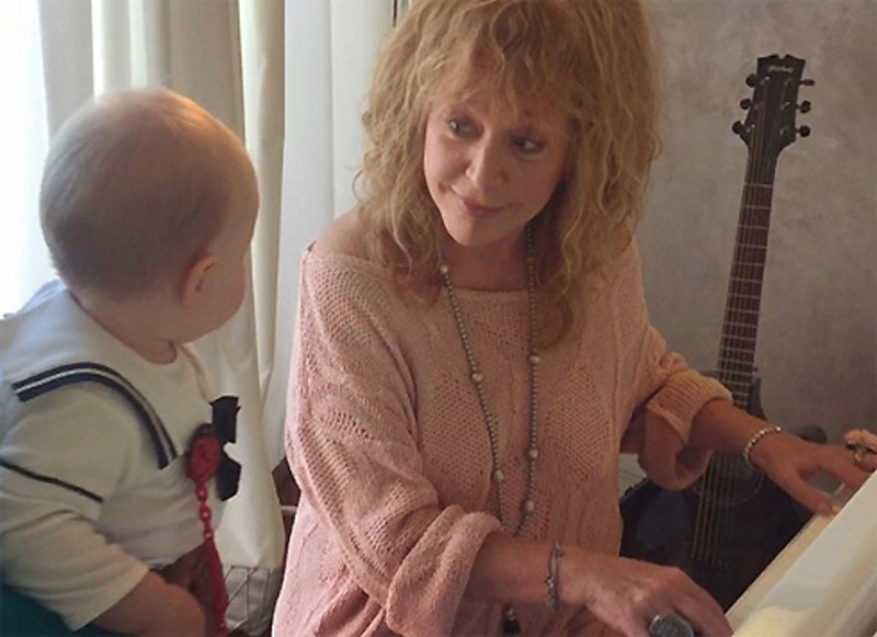 igor_nikolaev_music: “Учительница первая моя!) Как же повезло нашей Вероничке, что с миром Музыки её знакомит такой добрый и такой родной человек!”