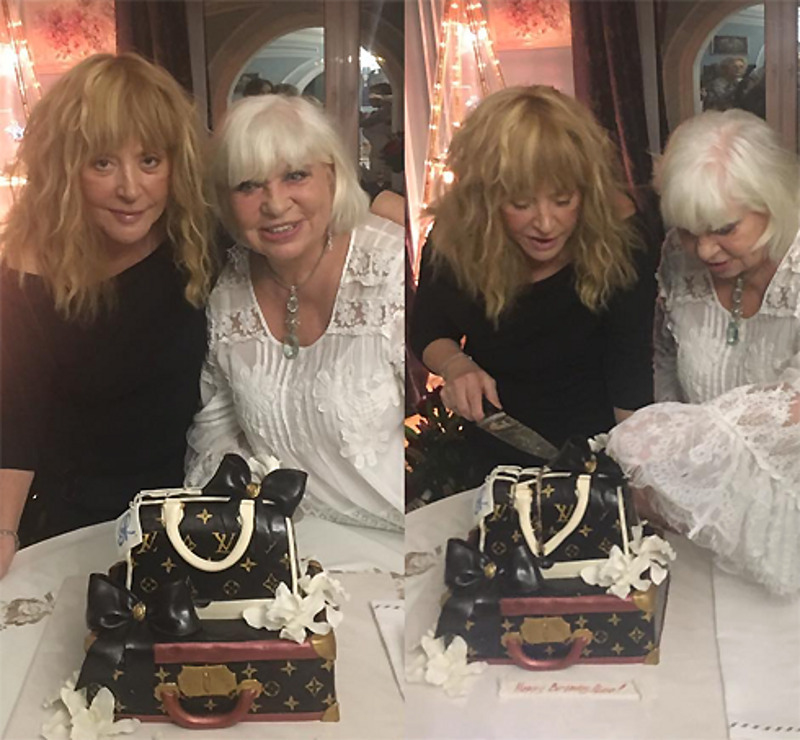 Подруги разрезали праздничный торт