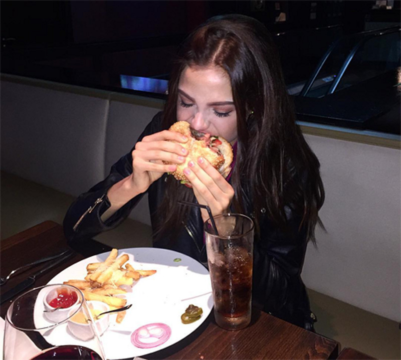 Сама модель утверждает, что хорошо и сытно ест