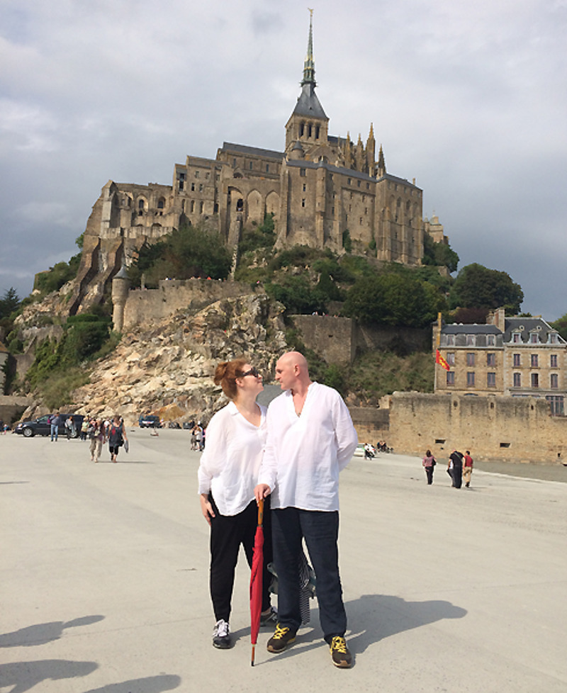 «Дом – это прекрасно. Но за впечатлениями нужно все-таки куда-то ездить. Это возможность побыть друг с другом в другом измерении, в другом пространстве». Франция, Сен-Мишель