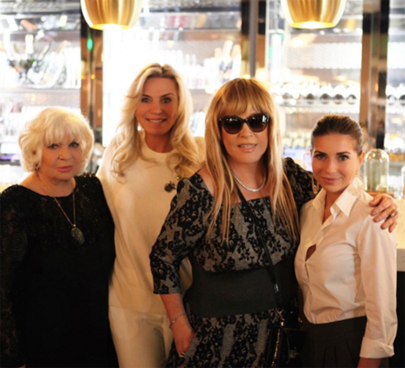 Алла Пугачева в новом образе и с подругами: Алиной Редель, Мариной и Галиной Юдашкиными
