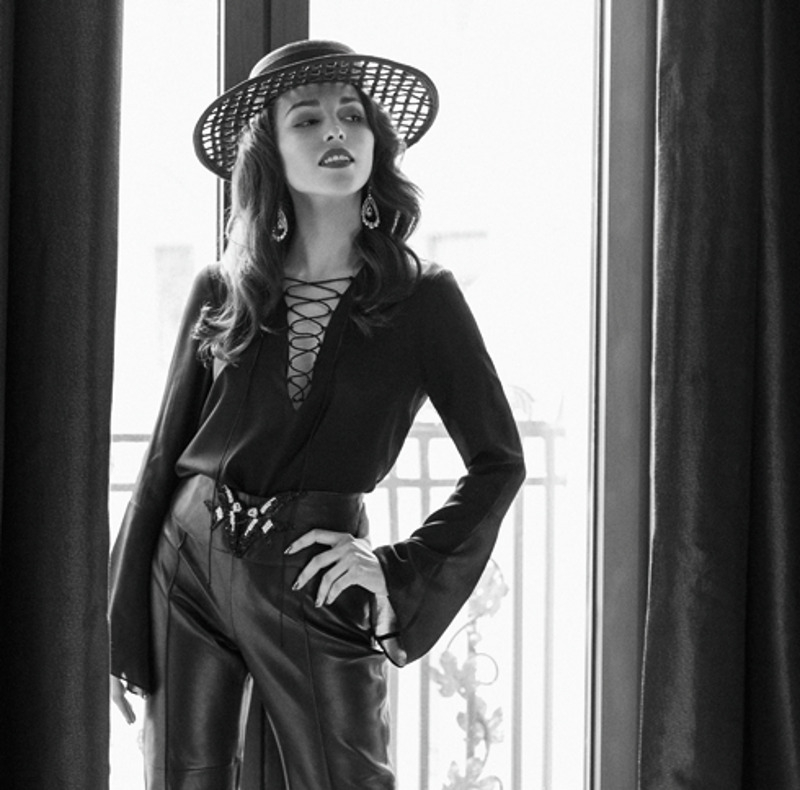 Шляпа и блуза, все – Chаnel; пояс и кожаные брюки, все – Uterque; серьги, Chloe