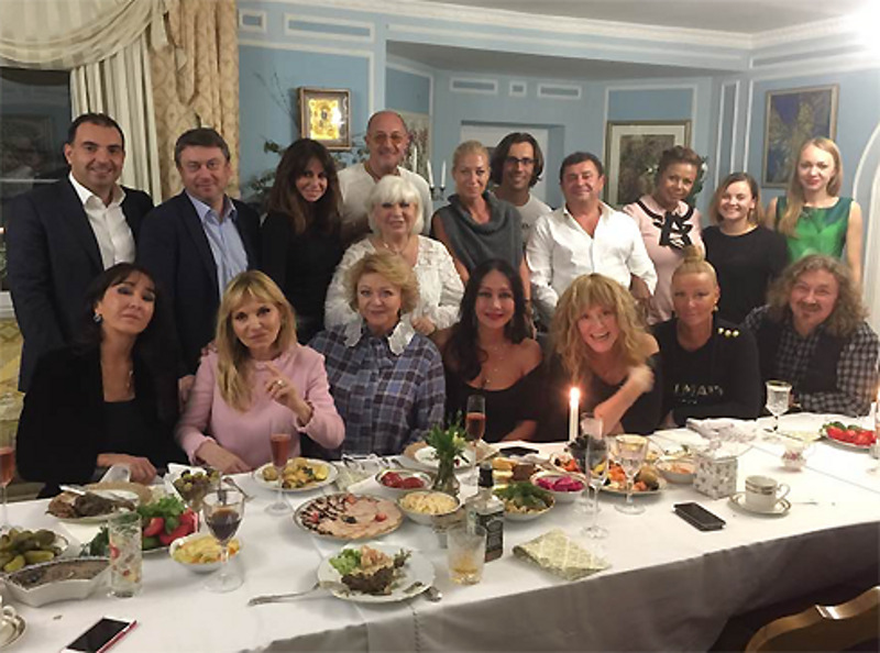 Друзья за праздничным столом