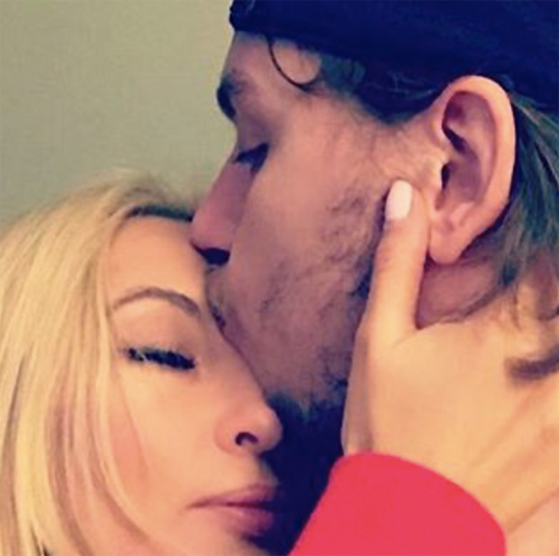 Телеведущая сильно скучает по мужу