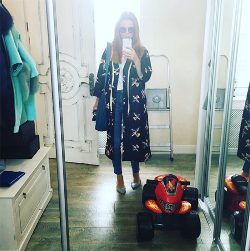 Большая красная машина вызвала у ребенка восторг